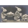 n°25418 - Pâques - Lapins Habillés transportant des oeufs