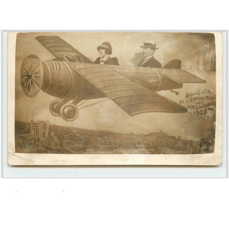 n°2867 - Montage photo - Surréalisme - Souvenir de l'Exposition des Arts Décoratifs 1925 - Couple dans un avion