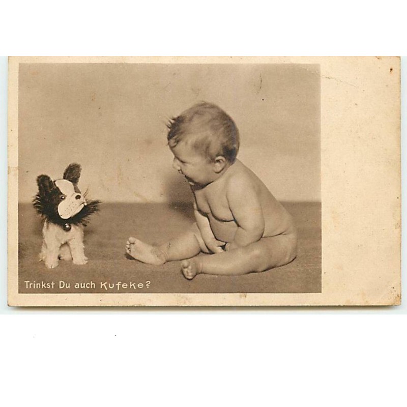 n°11991 - Trinkst du auch Kufeke ? - Bébé regardant un bouledogue
