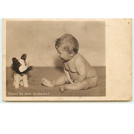 n°11991 - Trinkst du auch Kufeke ? - Bébé regardant un bouledogue