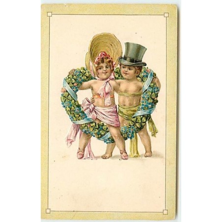 n°12149 - Carte Gaufrée - Deux Enfants dans un coeur de fleurs et de trèfles