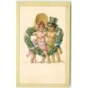 n°12149 - Carte Gaufrée - Deux Enfants dans un coeur de fleurs et de trèfles