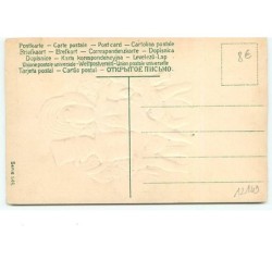 n°12149 - Carte Gaufrée - Deux Enfants dans un coeur de fleurs et de trèfles