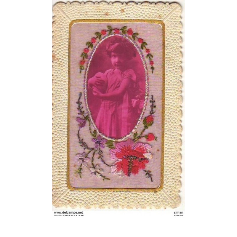 n°10202 - Carte Brodée - Fleurs et photo d'une fillette dans un médaillon
