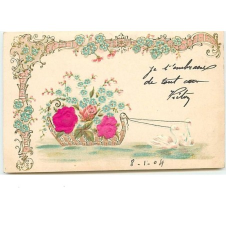 n°823 - Carte Gaufrée - Cygnes tirant une corbeille de fleurs (roses en tissus)