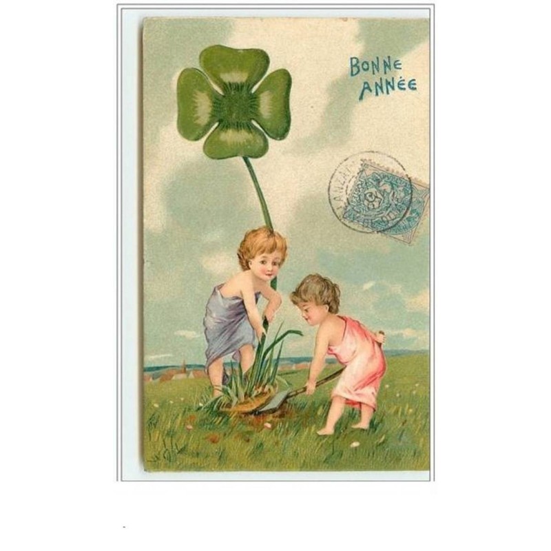 n°95 - Carte Gaufrée - Bonne Année - Enfant déterrant un trèfle à quatre feuille