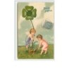 n°95 - Carte Gaufrée - Bonne Année - Enfant déterrant un trèfle à quatre feuille