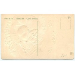 n°10246 - Carte Gaufrée - Bébé jouant avec un hochet