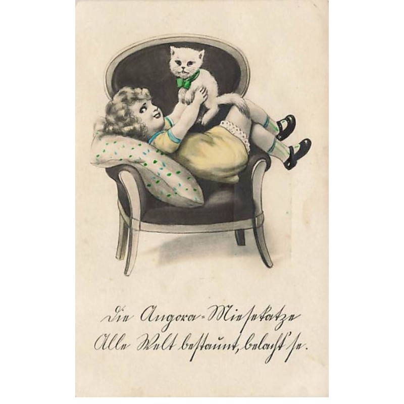 n°25696 - Carte Fantaisie - Fillette tenant un chat dans ses bras allongée dans un fauteuil