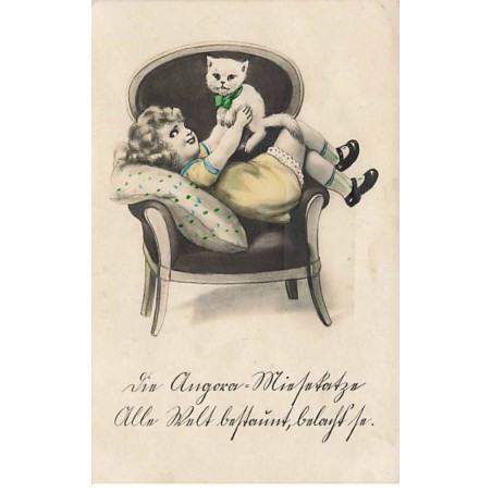 n°25696 - Carte Fantaisie - Fillette tenant un chat dans ses bras allongée dans un fauteuil