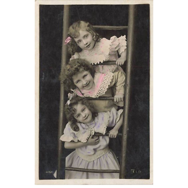 n°25742 - Enfants - Fillettes derrières des barreaux d'échelles - ELD