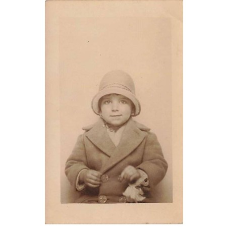 n°25744 - Enfant - Portrait d'une fillette avec un chapeau cloche