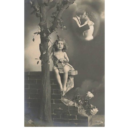 n°25745 - Enfant - Fillette avec un arc de cupidon imaginant un couple s'embrassant