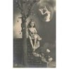 n°25745 - Enfant - Fillette avec un arc de cupidon imaginant un couple s'embrassant