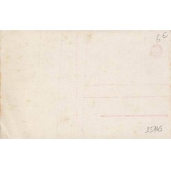 n°25745 - Enfant - Fillette avec un arc de cupidon imaginant un couple s'embrassant