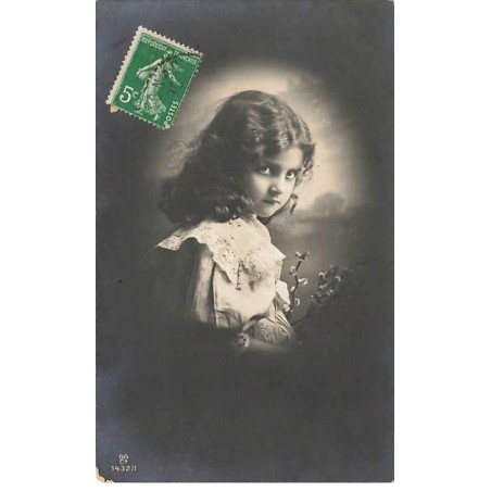 n°25746 - Enfant - Portrait d'une fillette à l'air boudeur tenant des fleurs de coton