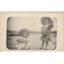 n°25748 - Enfant - Deux...