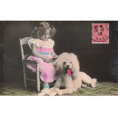 n°25749 - Enfant - Fillette peignant un grand caniche