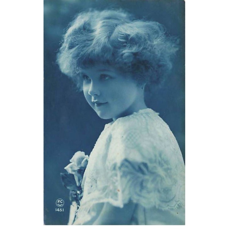 n°25750 - Enfant - Jeune fille de profil tenant une rose
