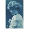 n°25750 - Enfant - Jeune fille de profil tenant une rose