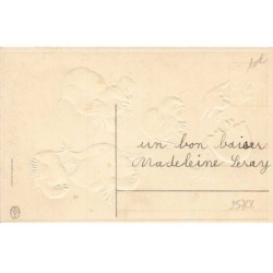n°25768 - Carte Gaufrée - Joyeuses Pâques - Poussins attrapant un autre tombant du ciel