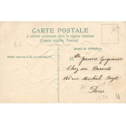 n°25770 - Carte Gaufrée - Heureuses Pâques - Fillette portant un poussin, câlinant un mouton