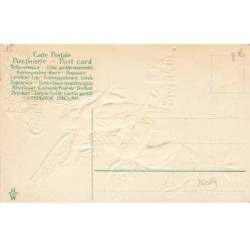 n°26014 - Carte Gaufrée - Joyeux Noël - Anges gardiens au-dessus d'un village, l'un tenant une trompette