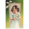 n°26021 - Carte Gaufrée - Pâques - Fillette tenant des poussins dans des oeufs