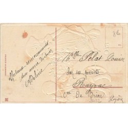 n°26032 - Carte Gaufrée - Couple d'enfant, la jeune fille poussant une brouette remplie de fleurs