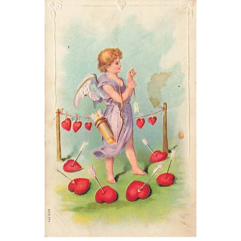 n°26035 - Carte Gaufrée - Ange - Cupidon s'entraînant en tirant des flèches sur des coeurs
