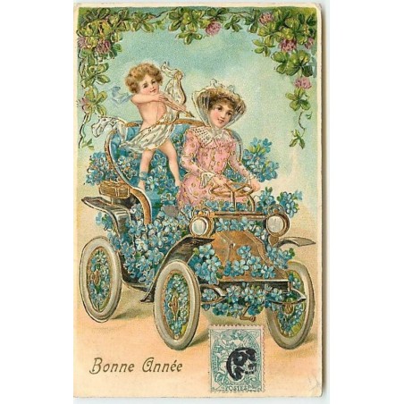n°12730 - Carte Gaufrée - Bonne Année - Jeune femme et cupidon dans une voiture fleurie
