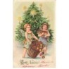 n°26124 - Carte Gaufrée - Noël - Buon Natale - Anges portant des pommes dans un panier près d'un sapin