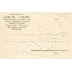 n°26130 - Carte Gaufrée - Joyeux Pâques - Jeune femme admirant une poule et ses poussins