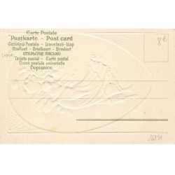 n°26131 - Carte Gaufrée - Joyeux Pâques - Jeune femme portant un mouton