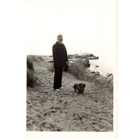 n°26140 - Photo - Femme se promenant au bord de mer avec son teckel - Format 9 x 13 cm