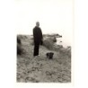 n°26140 - Photo - Femme se promenant au bord de mer avec son teckel - Format 9 x 13 cm