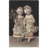 n°26146 - Fantaisie - Deux jeunes filles avec des fleurs