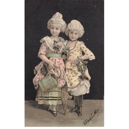 n°26147 - Fantaisie - Deux jeunes filles avec des fleurs, et une tenant un arrosoir