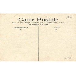 n°26157 - Carte Peinte à la Main - Femme portant une robe blanche avec des points bleus et un chapeau à voilette