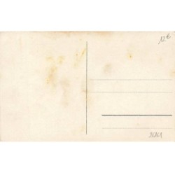 n°26161 - Fantaisie - Jeune fille voulant parfumé un chien - Bouledogue français
