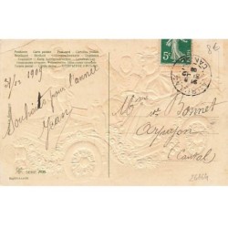 n°26164 - Carte Gaufrée - Bonne Année - Couple dans une voiture fleurie, avec un ange sur le capot