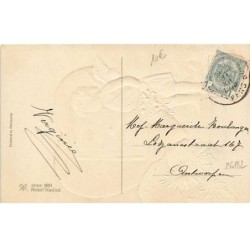n°26182 - Carte Gaufrée - Ange frappant sur le volet d'un coeur