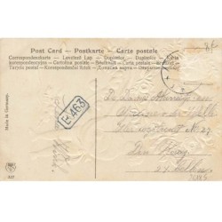 n°26185 - Carte Gaufrée - Enfant jouant de la mandoline pour un autre dans un coeur entouré de roses