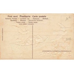 n°26188 - Carte Gaufrée - Ange dans une barque remplie de coeurs suivant une colombe