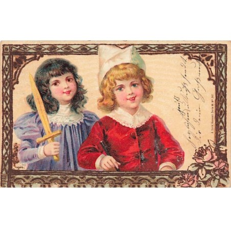 n°26243 - Fantaisie - Deux enfants, l'un avec une épée en bois, l'autre portant un chapeau en papier
