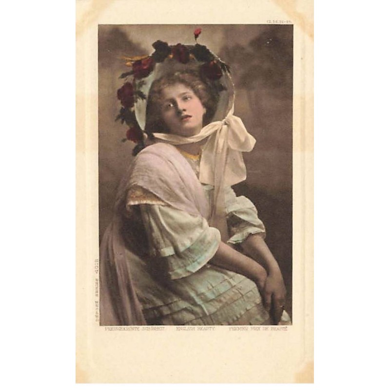 n°26324 - Fantaisie - English Beauty - Jeune femme portant un chapeau fleuri avec des roses