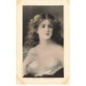 n°26325 - Fantaisie - Beauté - Jeune femme portant une marguerite dans les cheveux