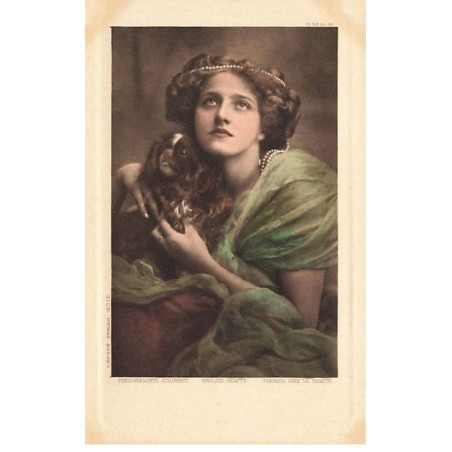 n°26327 - Fantaisie - English Beauty - Jeune femme câlinant un Cavalier King Charles