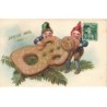 n°26346 - Carte Gaufrée - Joyeux Noël - Lutins mangeant un biscuit en forme de bonhomme