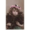 n°26350 - Enfant - Portrait d'une fillette portant une couronne de fleurs